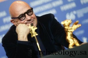 المخرج جيانفرانكو روسي بعد فوزه بجائزة الدب الذهبي في مهرجان برلين يوم 20 فبراير شاط 2016. تصوير: هانيبال هانشكه - رويترز