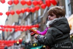 (160214) -- LONDON, Feb. 14, 2016 (Xinhua) -- A boy attends Chinese Lunar New Year celebrations in the China Town in London, Britain, on Feb. 14, 2016. (Xinhua/Xu Hui)