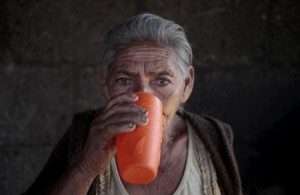 امرأة تشرب كوبا من الماء في نيكاراجوا يوم 27 فبراير شباط 2016. تصوير اوسوالدو ريفاز - رويترز
