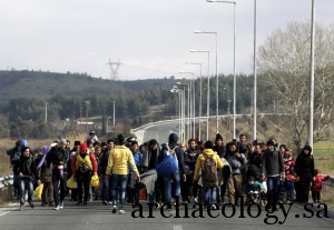 Hundreds of mainly Iraqi and Syrian refugees walk through a motorway towards the Greek-Macedonian border near the Greek village of Idomeni February 26, 2016.  REUTERS/Yannis Behrakis