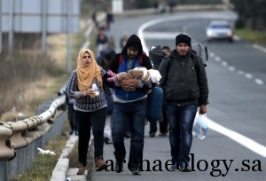 Refugees carry their children through a national motorway towards the Greek-Macedonian border near the Greek town of Polykastro after ignoring warnings from Greek authorities that the border is shut, as hundreds of migrants set off on the country's main north-south motorway to Idomeni border crossing February 25, 2016. REUTERS/Yannis Behrakis