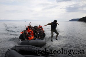 A migrant jumps off an overcrowded dinghy upon arriving in the Greek island of Lesbos, after crossing a part of the Aegean Sea from Turkey to Lesbos September 24, 2015.  REUTERS/Yannis Behrakis  - RTX1S91V
