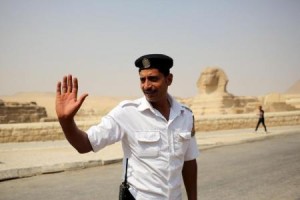 شرطي يقف بالقرب من أبو الهول بالجيزة في مصر يوم 11 يونيو حزيران 2015. تصوير: أسماء وجيه - رويترز.