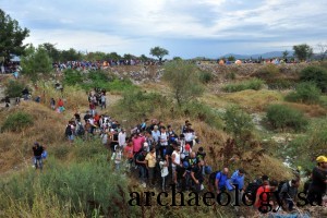 refugees-walk-from-greece-to-macedonia