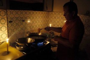 رجل يطهو على ضوء الشموع أثناء انقطاع الكهرباء في سان كريستوبال بولاية تاشيرا في فنزويلا يوم الاثنين. تصوير كارلوس إدواردو رامييرز - رويترز.