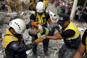 ATTENTION EDITORS - VISUAL COVERAGE SCENES OF DEATHPolice officers carry the body of a victim after an earthquake struck off Ecuador's Pacific coast, at Tarqui neighborhood in Manta April 17, 2016. REUTERS/Guillermo Granja TEMPLATE OUT