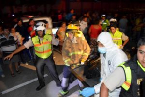 Police and rescue workers carry a stretcher with a bodybag holding the body of a man who died when a bridge fell on his car after an earthquake struck off the Pacific coast, in Guayaquil, Ecuador, April 16, 2016. Picture taken April 16, 2016. REUTERS/Lalo Calle EDITORIAL USE ONLY. NO RESALES. NO ARCHIVE