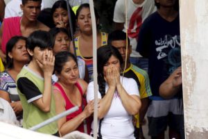 People react after an earthquake struck off Ecuador's Pacific coast, at Tarqui neighborhood in Manta April 17, 2016. REUTERS/Guillermo Granja