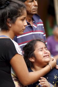 People react after an earthquake struck off Ecuador's Pacific coast, at Tarqui neighborhood in Manta April 17, 2016. REUTERS/Guillermo Granja