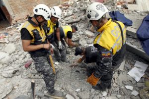 ATTENTION EDITORS - VISUAL COVERAGE SCENES OF DEATHPolice officers uncover the bodies of victims after an earthquake struck off Ecuador's Pacific coast, at Tarqui neighborhood in Manta April 17, 2016. REUTERS/Guillermo Granja TEMPLATE OUT