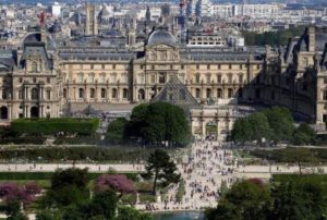 منظر عام لمتحف اللوفر في باريس في صورة التقطت يوم 8 مايو أيار 2016. تصوير: جاكي نايجلن - رويترز.